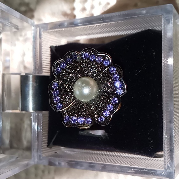 None Jewelry - NWOT Floral Rhinestone Costume Ring